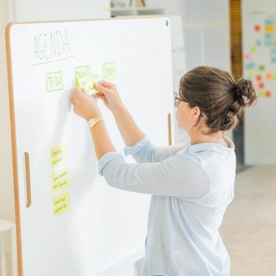 Miriam Soltwedel beklebt ein Whiteboard mit Post-its