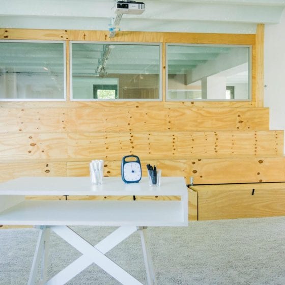 Der spaceBase Tisch im Workshopraum vor einer Tribüne