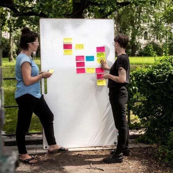 Zwie Frauen arbeiten an einem Whiteboard