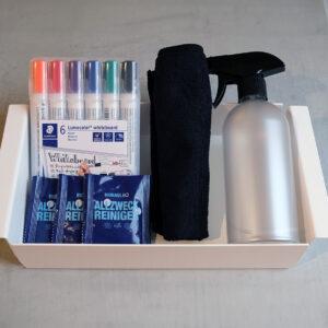 Eine Designbox aus gepulvertem Stahl mit Whiteboardstiften und Reiniger gefüllt