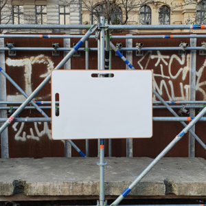 Desinger Whiteboard hängt an einem Gerüst in Berlin