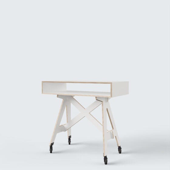 Ein Design Stehtisch aus Schichtholz auf schwarzen Rollen