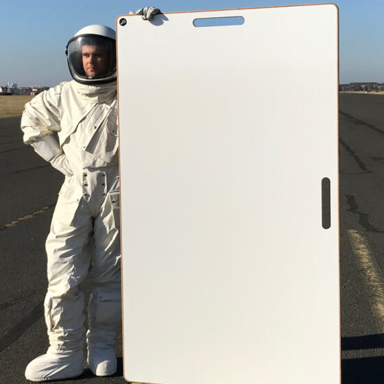 Das BigBoard wird von einem Astronauten auf dem Tempelhofer Feld präsentiert
