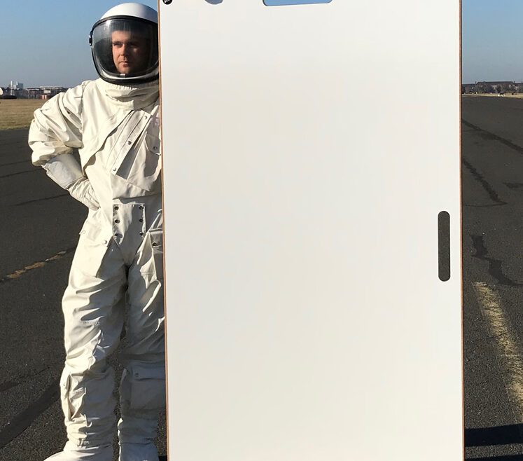 Das BigBoard wird von einem Astronauten auf dem Tempelhofer Feld präsentiert