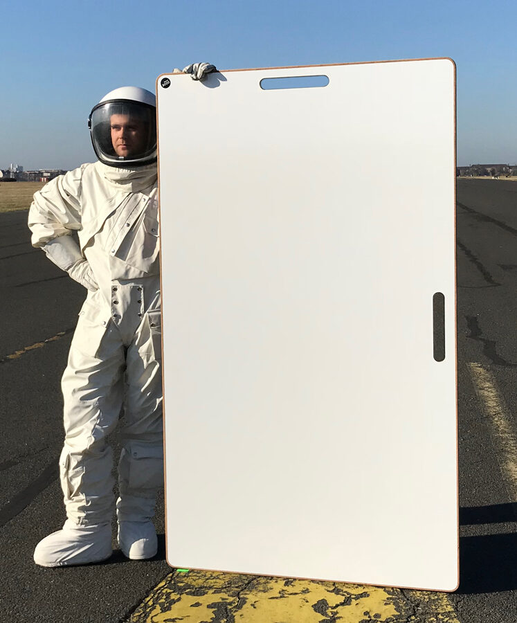Das BigBoard wird von einem Astronauten auf dem Tempelhofer Feld präsentiert